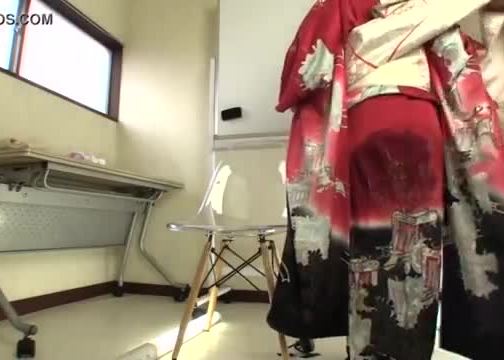 Subtitled japanese kimono pee desperation failure in hd